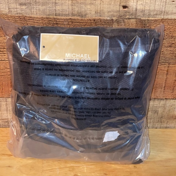 Nwt Michael Michael Kors Metallic Herringbone Wrap scarf - Picture 4 of 6